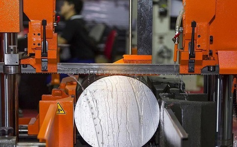 宜都立式金属带锯床切削出现跑带故障解决方法！